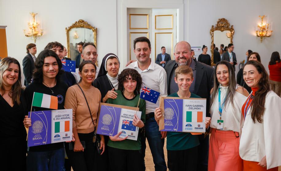 Governador Carlos Massa Ratinho Junior recebe alunos do Ganhando o Mundo