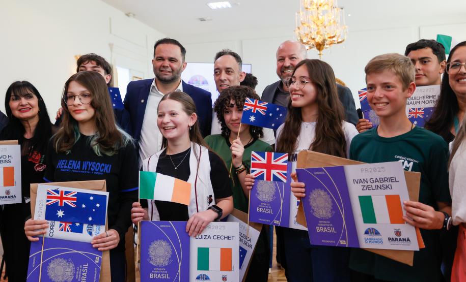 Governador Carlos Massa Ratinho Junior recebe alunos do Ganhando o Mundo