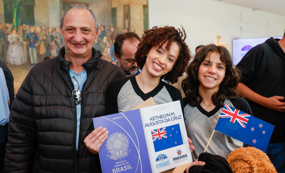 Governador Carlos Massa Ratinho Junior recebe alunos do Ganhando o Mundo