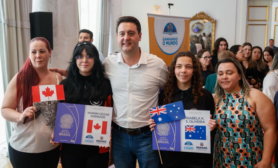 Governador Carlos Massa Ratinho Junior recebe alunos do Ganhando o Mundo