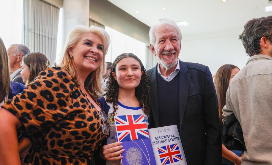 Governador Carlos Massa Ratinho Junior recebe alunos do Ganhando o Mundo