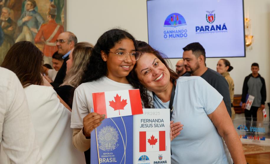 Governador Carlos Massa Ratinho Junior recebe alunos do Ganhando o Mundo