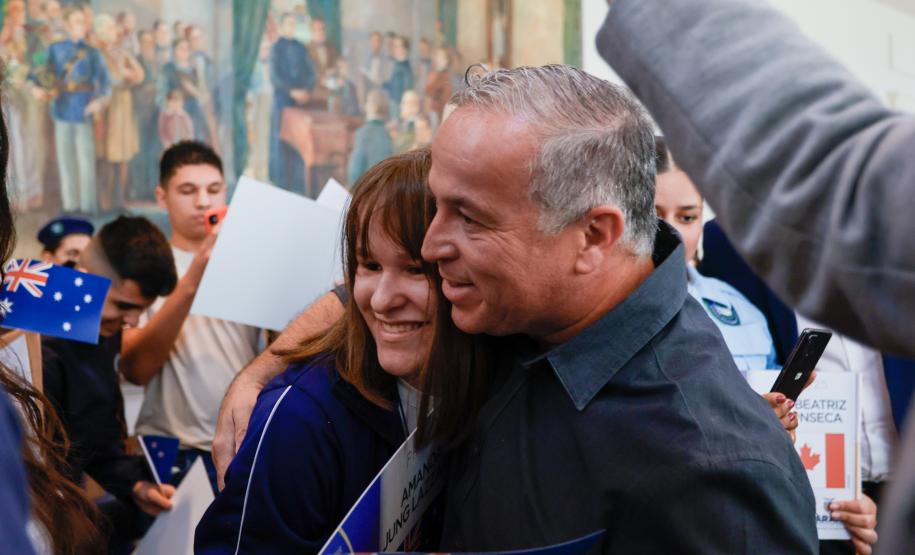 Governador Carlos Massa Ratinho Junior recebe alunos do Ganhando o Mundo