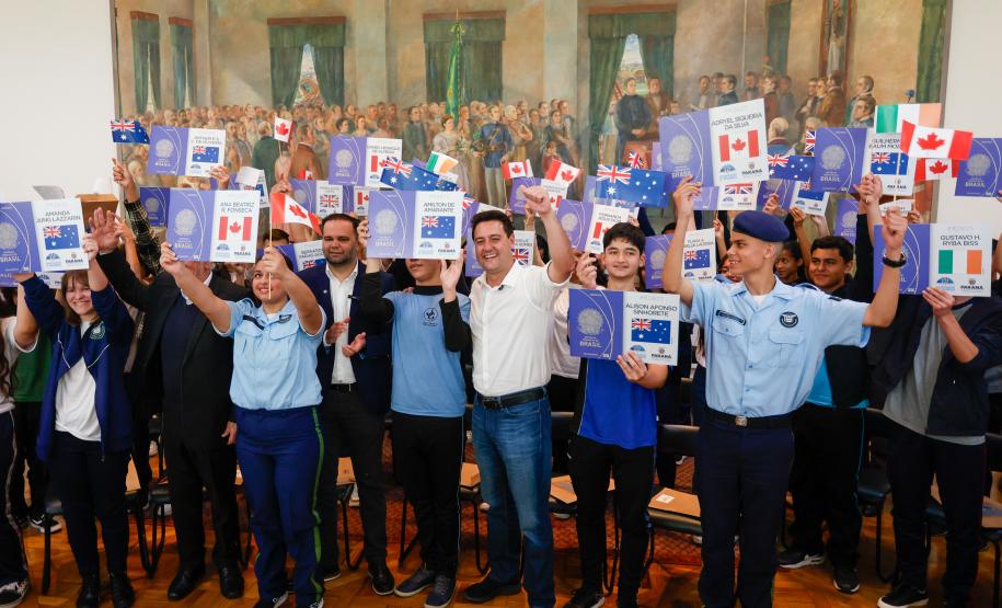 Governador Carlos Massa Ratinho Junior recebe alunos do Ganhando o Mundo