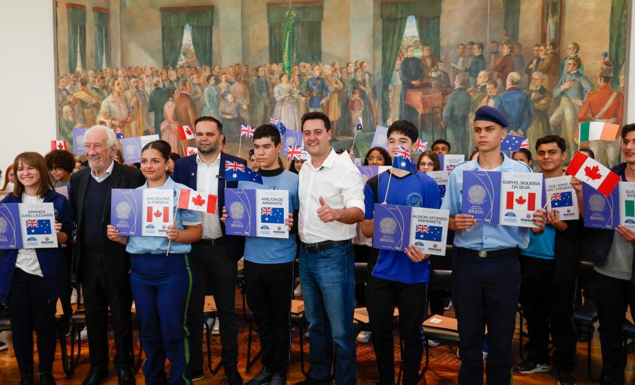 Governador Carlos Massa Ratinho Junior recebe alunos do Ganhando o Mundo