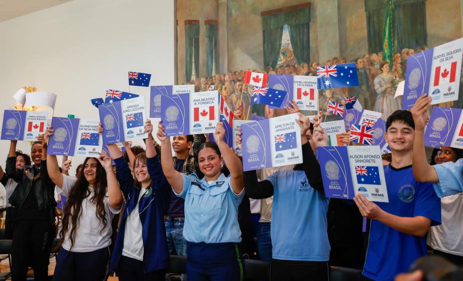 Governador Carlos Massa Ratinho Junior recebe alunos do Ganhando o Mundo