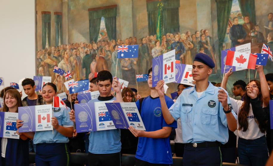 Governador Carlos Massa Ratinho Junior recebe alunos do Ganhando o Mundo