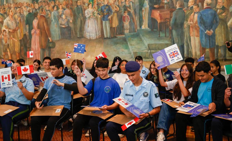 Governador Carlos Massa Ratinho Junior recebe alunos do Ganhando o Mundo