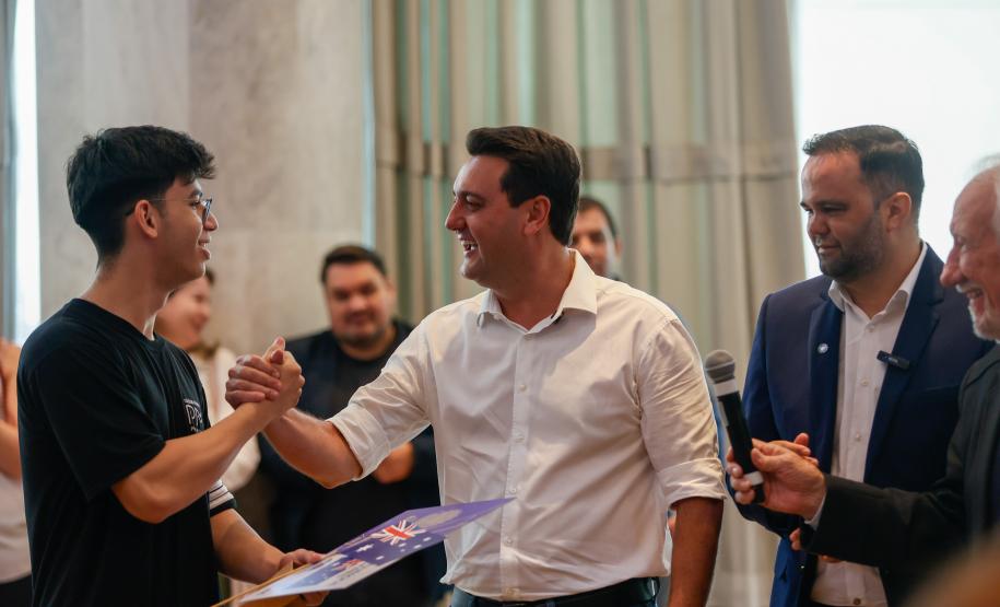 Governador Carlos Massa Ratinho Junior recebe alunos do Ganhando o Mundo