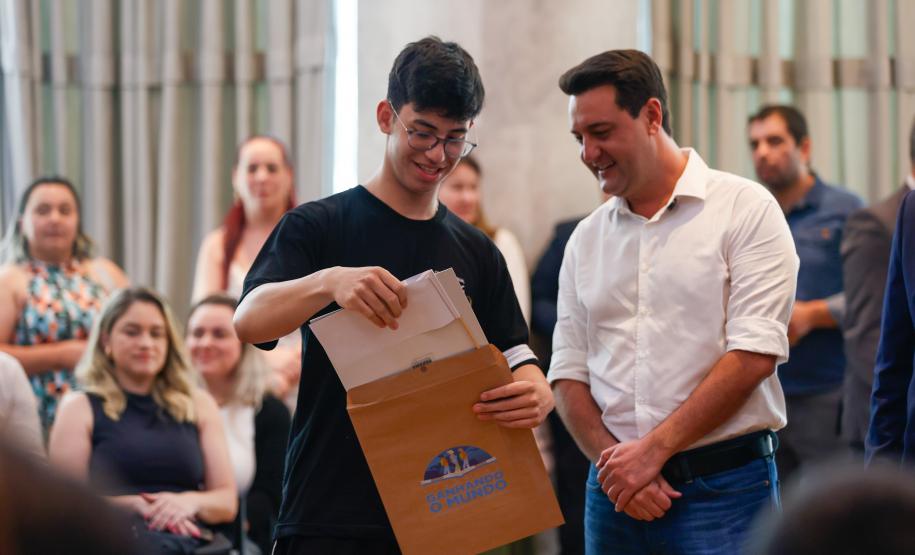 Governador Carlos Massa Ratinho Junior recebe alunos do Ganhando o Mundo