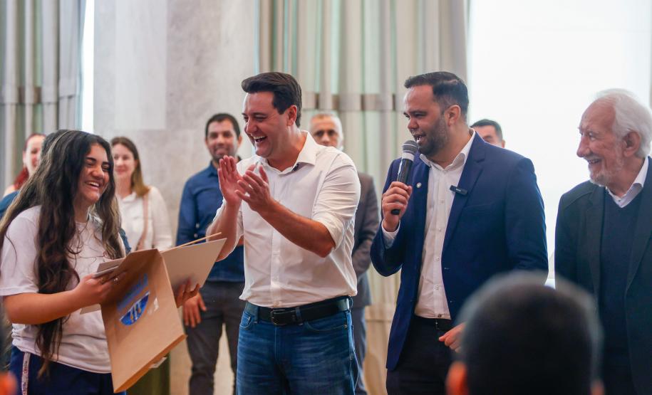 Governador Carlos Massa Ratinho Junior recebe alunos do Ganhando o Mundo