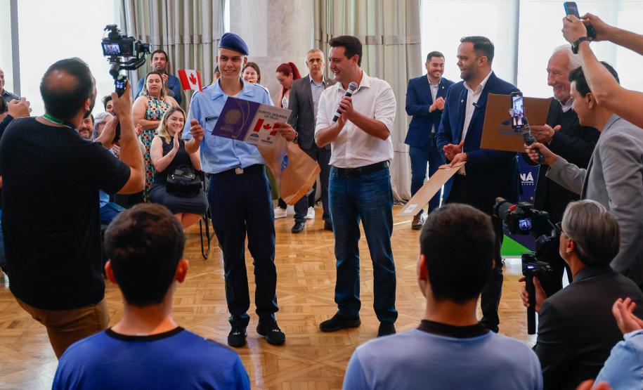 Governador Carlos Massa Ratinho Junior recebe alunos do Ganhando o Mundo