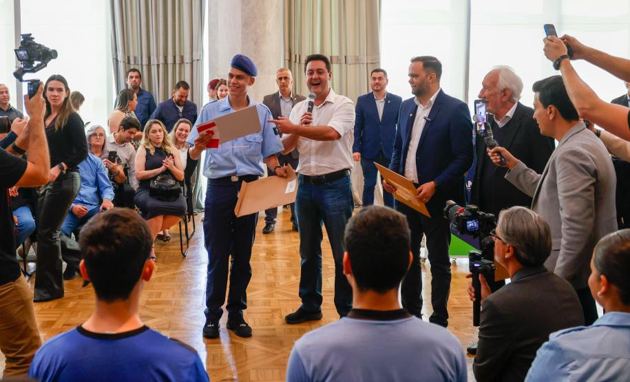 Governador Carlos Massa Ratinho Junior recebe alunos do Ganhando o Mundo