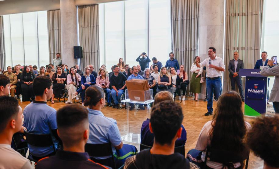 Governador Carlos Massa Ratinho Junior recebe alunos do Ganhando o Mundo