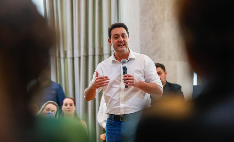 Governador Carlos Massa Ratinho Junior recebe alunos do Ganhando o Mundo