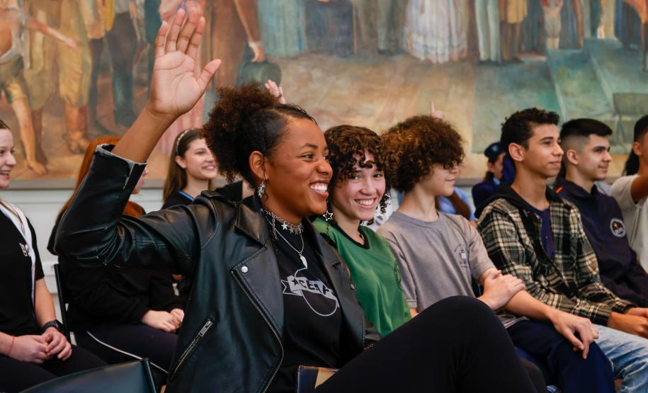 Governador Carlos Massa Ratinho Junior recebe alunos do Ganhando o Mundo