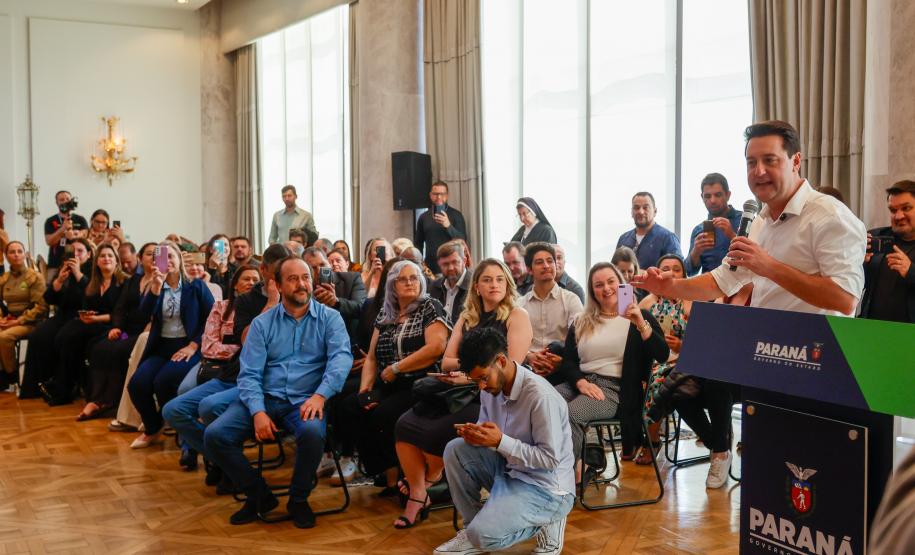 Governador Carlos Massa Ratinho Junior recebe alunos do Ganhando o Mundo