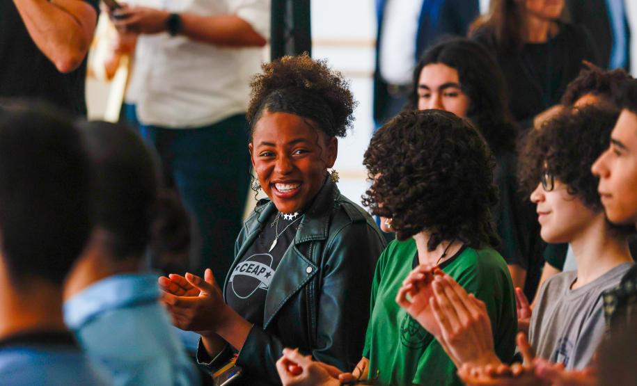 Governador Carlos Massa Ratinho Junior recebe alunos do Ganhando o Mundo