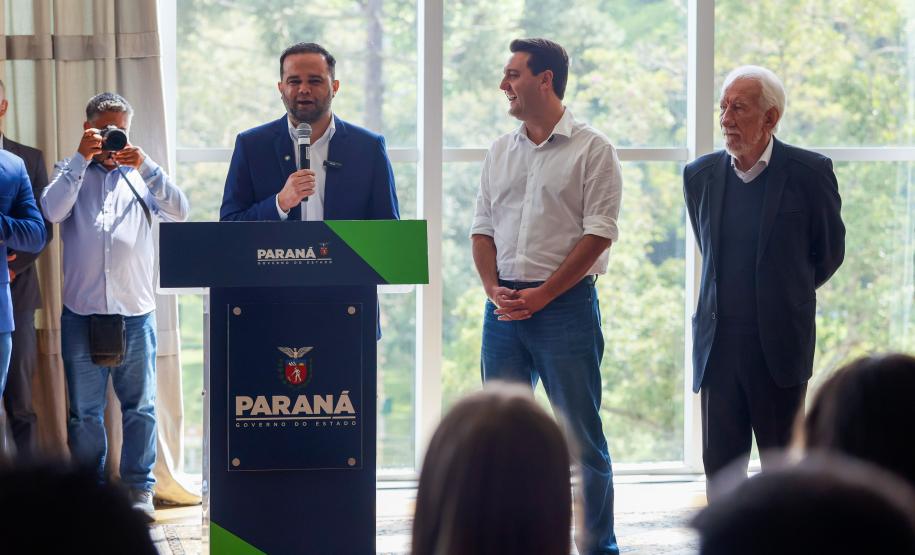 Governador Carlos Massa Ratinho Junior recebe alunos do Ganhando o Mundo