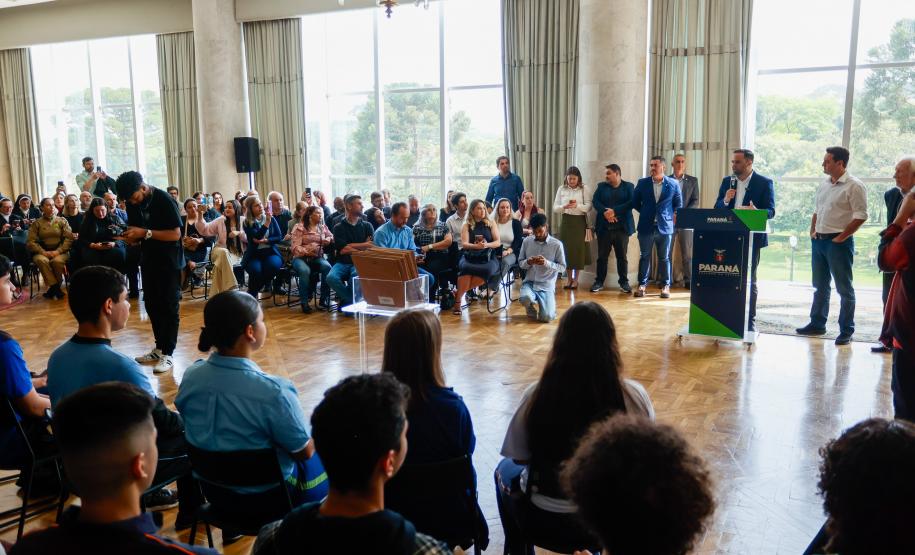 Governador Carlos Massa Ratinho Junior recebe alunos do Ganhando o Mundo