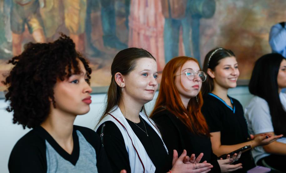 Governador Carlos Massa Ratinho Junior recebe alunos do Ganhando o Mundo