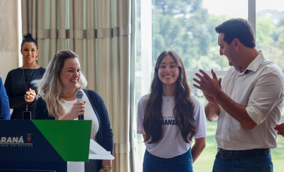 Governador Carlos Massa Ratinho Junior recebe alunos do Ganhando o Mundo