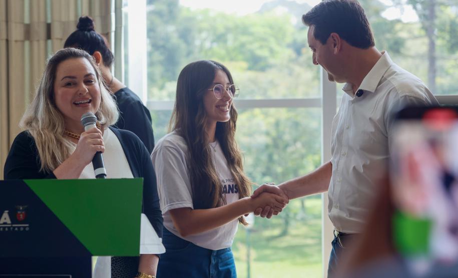 Governador Carlos Massa Ratinho Junior recebe alunos do Ganhando o Mundo