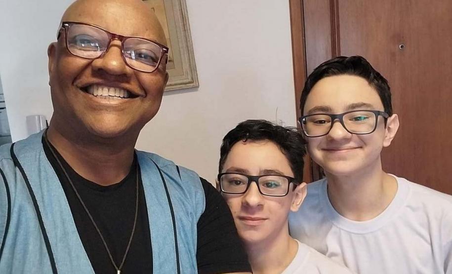 Dia do Professor: conheça quem leva ensino e carinho a alunos que não podem ir à escola