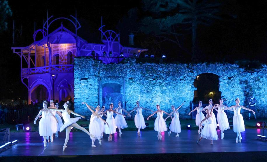 Calendário de novembro tem shows natalinos, festas religiosas e frango na telha