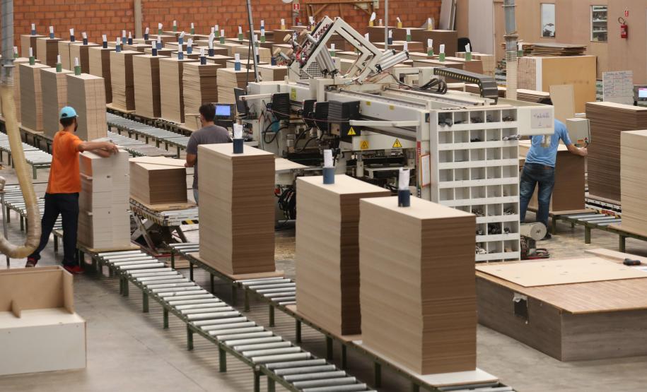De bebidas a móveis: Paraná lidera crescimento da produção industrial em vários segmentos