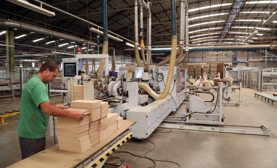 De bebidas a móveis: Paraná lidera crescimento da produção industrial em vários segmentos