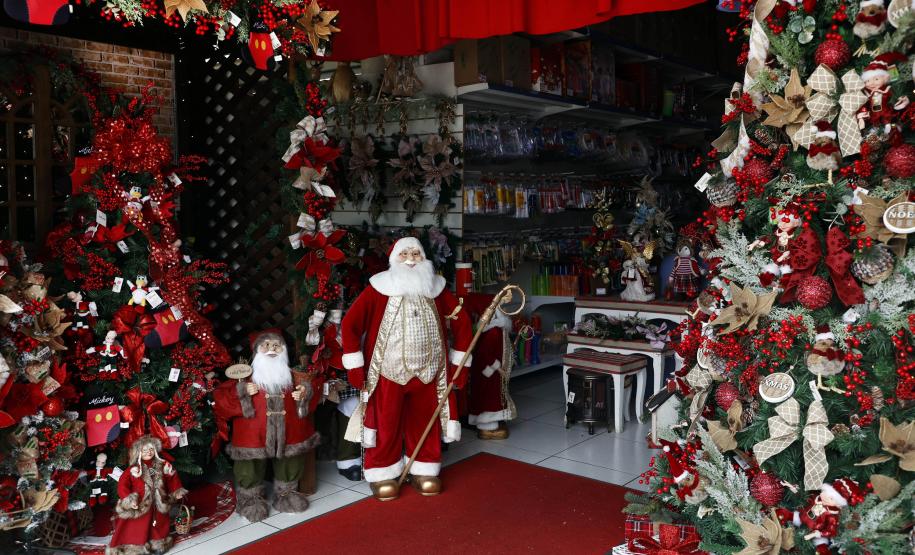 Imagens de movimentação de pessoas nas ruas do centro de curitiba. Movimento no comércio da região central de Curitiba. Vendas aquecidas pelo motivo no natal e copa do mundo.