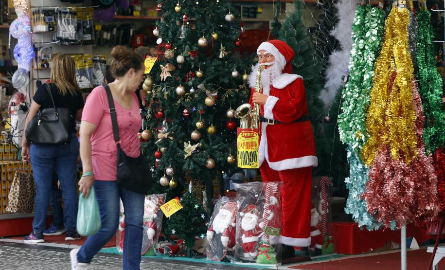 Imagens de movimentação de pessoas nas ruas do centro de curitiba. Movimento no comércio da região central de Curitiba. Vendas aquecidas pelo motivo no natal e copa do mundo.