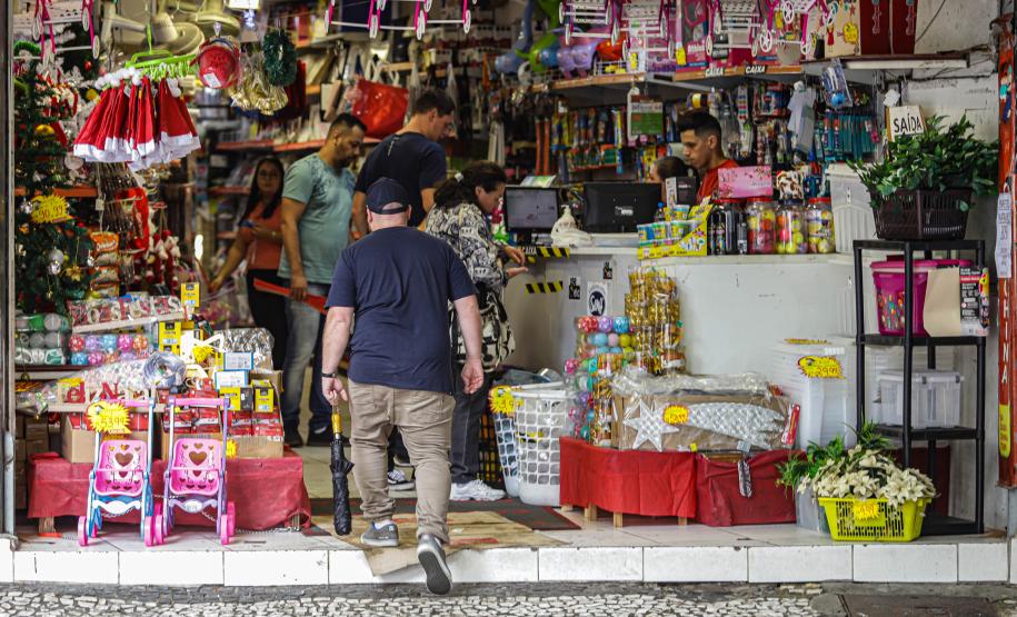 Imagens de movimentação de pessoas nas ruas do centro de curitiba. Movimento no comércio da região central de Curitiba. Vendas aquecidas pelo motivo no natal e copa do mundo.