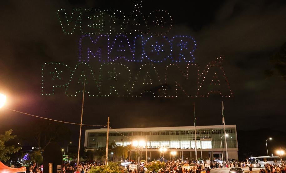 Com o céu iluminado por mais de 600 drones, o Governo do Estado deu o pontapé inicial para a maior edição da história do Verão Maior Paraná.. A cerimônia de lançamento, que aconteceu nesta quarta-feira (27), contou com a presença do governador Carlos Massa Ratinho Junior.