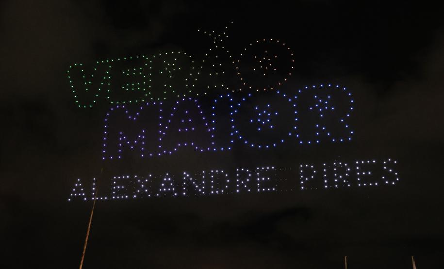 Com o céu iluminado por mais de 600 drones, o Governo do Estado deu o pontapé inicial para a maior edição da história do Verão Maior Paraná.. A cerimônia de lançamento, que aconteceu nesta quarta-feira (27), contou com a presença do governador Carlos Massa Ratinho Junior.