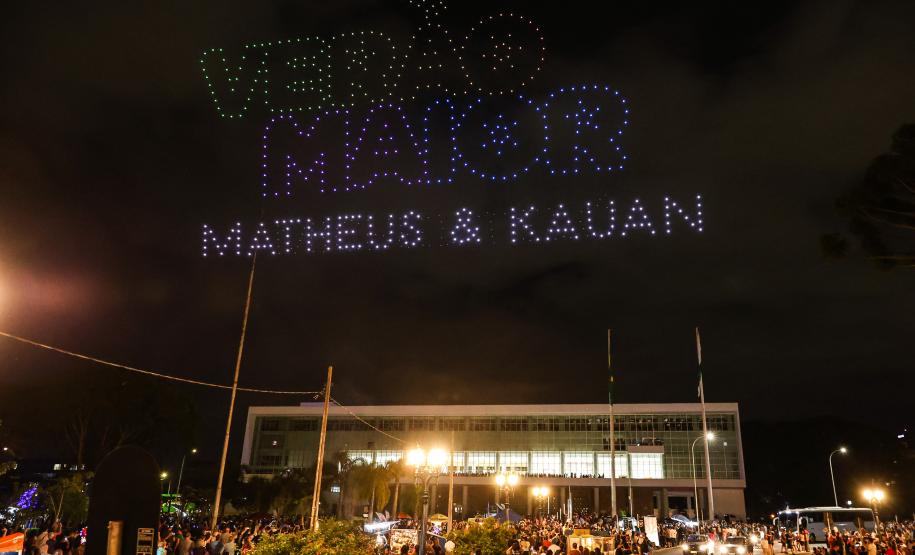 Com o céu iluminado por mais de 600 drones, o Governo do Estado deu o pontapé inicial para a maior edição da história do Verão Maior Paraná.. A cerimônia de lançamento, que aconteceu nesta quarta-feira (27), contou com a presença do governador Carlos Massa Ratinho Junior.
