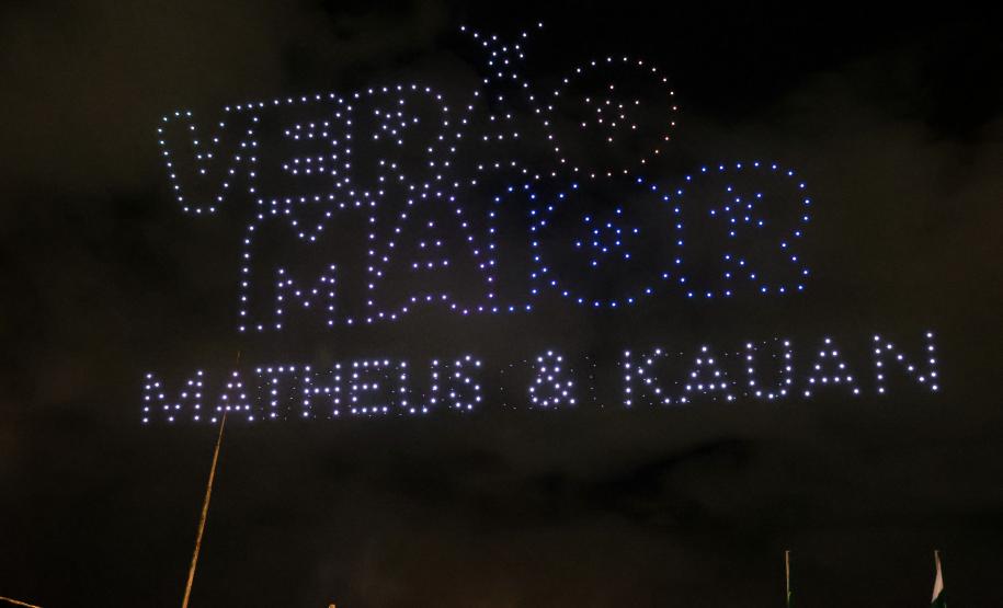 Com o céu iluminado por mais de 600 drones, o Governo do Estado deu o pontapé inicial para a maior edição da história do Verão Maior Paraná.. A cerimônia de lançamento, que aconteceu nesta quarta-feira (27), contou com a presença do governador Carlos Massa Ratinho Junior.