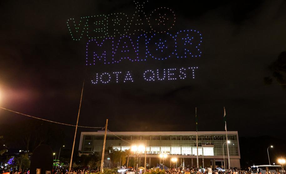Com o céu iluminado por mais de 600 drones, o Governo do Estado deu o pontapé inicial para a maior edição da história do Verão Maior Paraná.. A cerimônia de lançamento, que aconteceu nesta quarta-feira (27), contou com a presença do governador Carlos Massa Ratinho Junior.