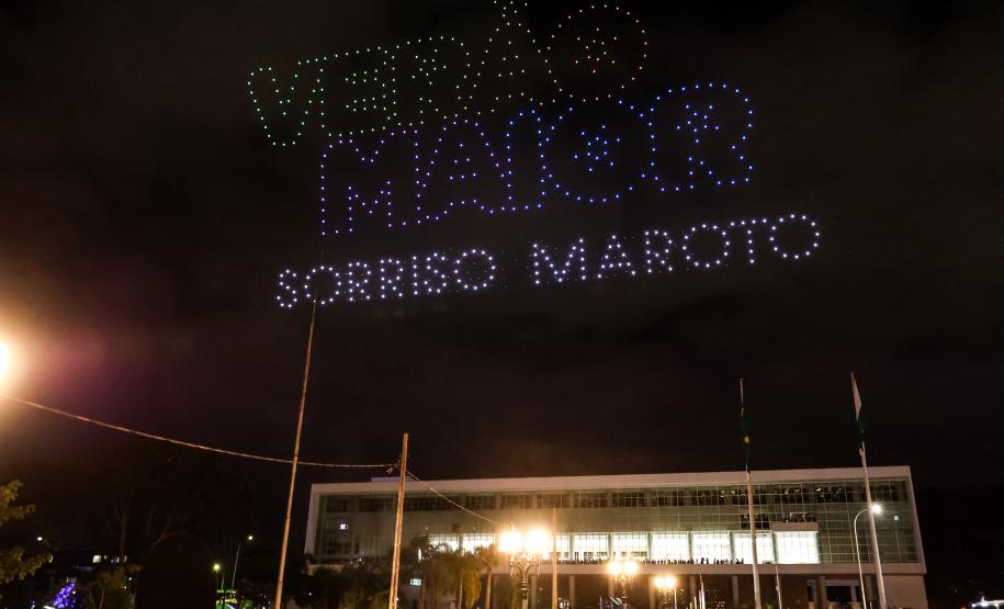 Com o céu iluminado por mais de 600 drones, o Governo do Estado deu o pontapé inicial para a maior edição da história do Verão Maior Paraná.. A cerimônia de lançamento, que aconteceu nesta quarta-feira (27), contou com a presença do governador Carlos Massa Ratinho Junior.
