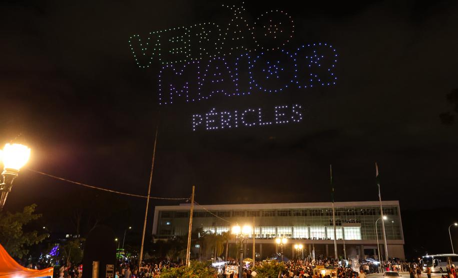 Com o céu iluminado por mais de 600 drones, o Governo do Estado deu o pontapé inicial para a maior edição da história do Verão Maior Paraná.. A cerimônia de lançamento, que aconteceu nesta quarta-feira (27), contou com a presença do governador Carlos Massa Ratinho Junior.