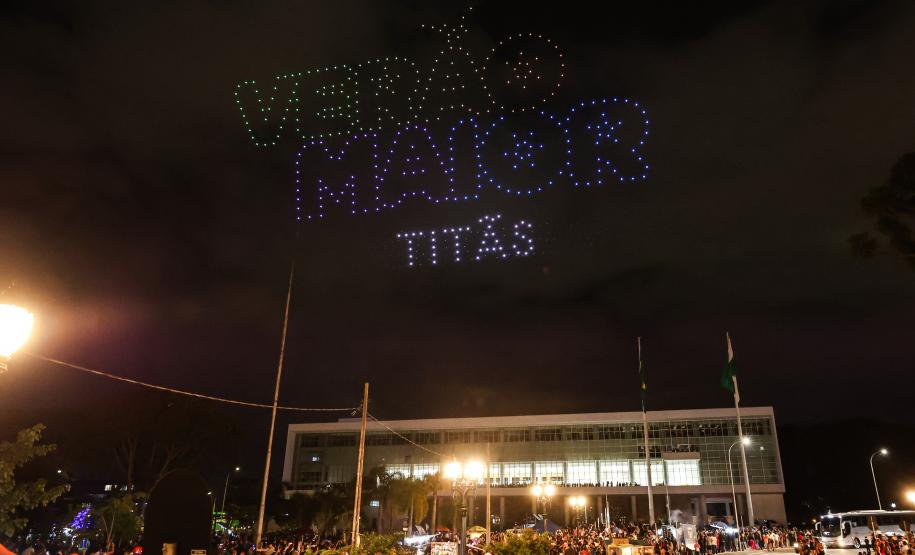 Com o céu iluminado por mais de 600 drones, o Governo do Estado deu o pontapé inicial para a maior edição da história do Verão Maior Paraná.. A cerimônia de lançamento, que aconteceu nesta quarta-feira (27), contou com a presença do governador Carlos Massa Ratinho Junior.