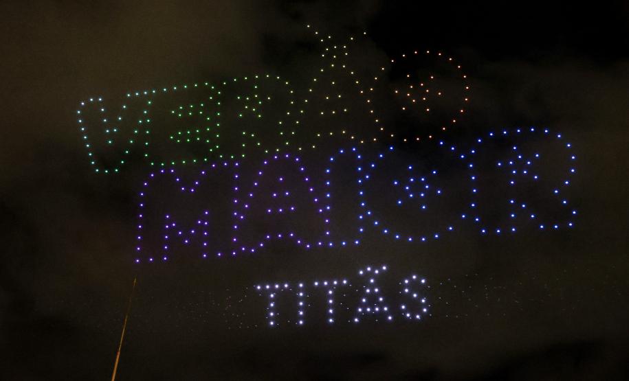 Com o céu iluminado por mais de 600 drones, o Governo do Estado deu o pontapé inicial para a maior edição da história do Verão Maior Paraná.. A cerimônia de lançamento, que aconteceu nesta quarta-feira (27), contou com a presença do governador Carlos Massa Ratinho Junior.