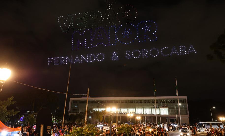 Com o céu iluminado por mais de 600 drones, o Governo do Estado deu o pontapé inicial para a maior edição da história do Verão Maior Paraná.. A cerimônia de lançamento, que aconteceu nesta quarta-feira (27), contou com a presença do governador Carlos Massa Ratinho Junior.