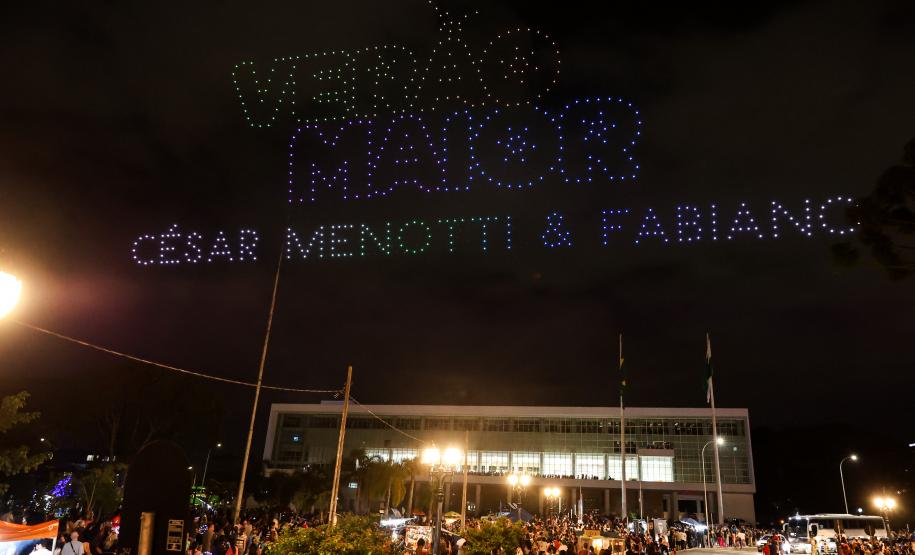 Com o céu iluminado por mais de 600 drones, o Governo do Estado deu o pontapé inicial para a maior edição da história do Verão Maior Paraná.. A cerimônia de lançamento, que aconteceu nesta quarta-feira (27), contou com a presença do governador Carlos Massa Ratinho Junior.