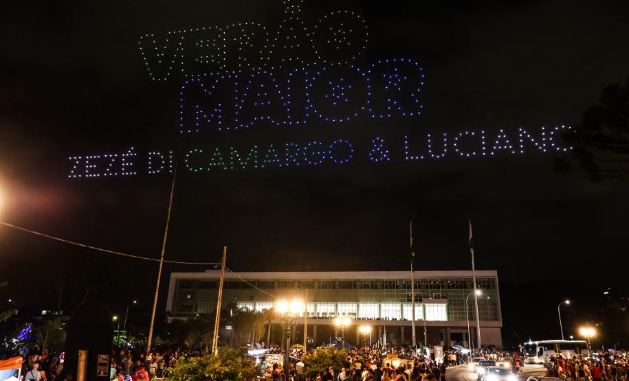 Com o céu iluminado por mais de 600 drones, o Governo do Estado deu o pontapé inicial para a maior edição da história do Verão Maior Paraná.. A cerimônia de lançamento, que aconteceu nesta quarta-feira (27), contou com a presença do governador Carlos Massa Ratinho Junior.
