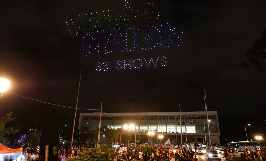 Com o céu iluminado por mais de 600 drones, o Governo do Estado deu o pontapé inicial para a maior edição da história do Verão Maior Paraná.. A cerimônia de lançamento, que aconteceu nesta quarta-feira (27), contou com a presença do governador Carlos Massa Ratinho Junior.