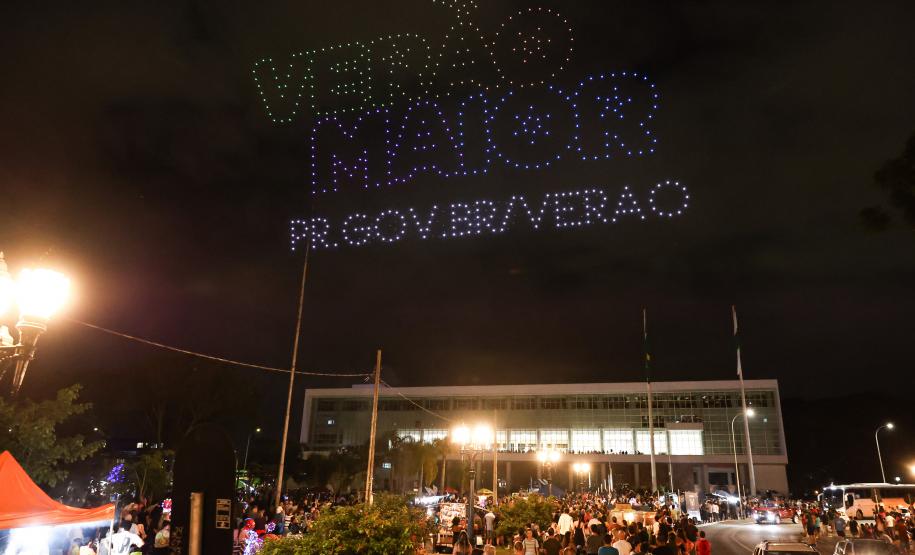 Com o céu iluminado por mais de 600 drones, o Governo do Estado deu o pontapé inicial para a maior edição da história do Verão Maior Paraná.. A cerimônia de lançamento, que aconteceu nesta quarta-feira (27), contou com a presença do governador Carlos Massa Ratinho Junior.