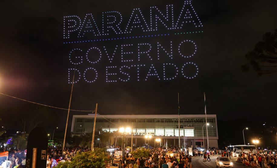 Com o céu iluminado por mais de 600 drones, o Governo do Estado deu o pontapé inicial para a maior edição da história do Verão Maior Paraná.. A cerimônia de lançamento, que aconteceu nesta quarta-feira (27), contou com a presença do governador Carlos Massa Ratinho Junior.