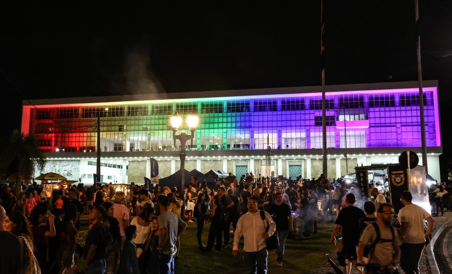 Com o céu iluminado por mais de 600 drones, o Governo do Estado deu o pontapé inicial para a maior edição da história do Verão Maior Paraná.. A cerimônia de lançamento, que aconteceu nesta quarta-feira (27), contou com a presença do governador Carlos Massa Ratinho Junior.